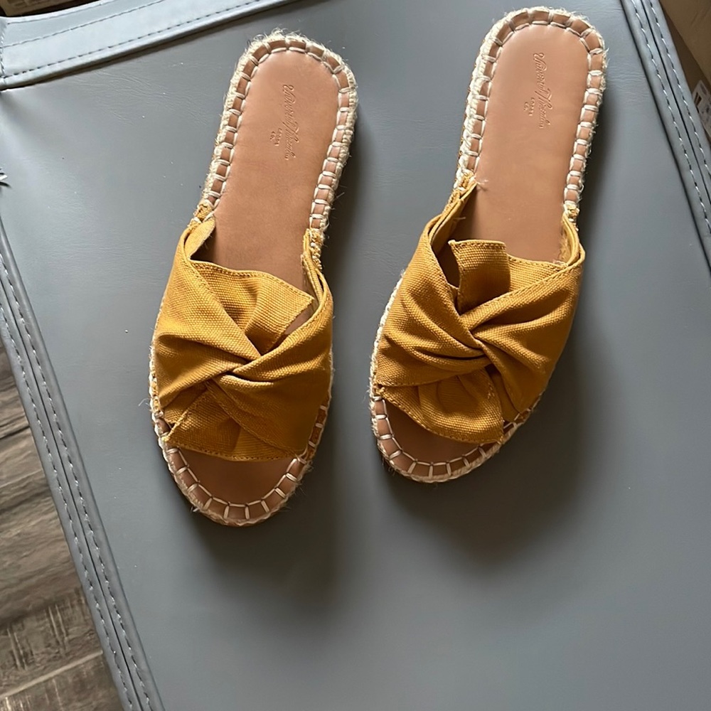 Womens Universal Thread Sandals